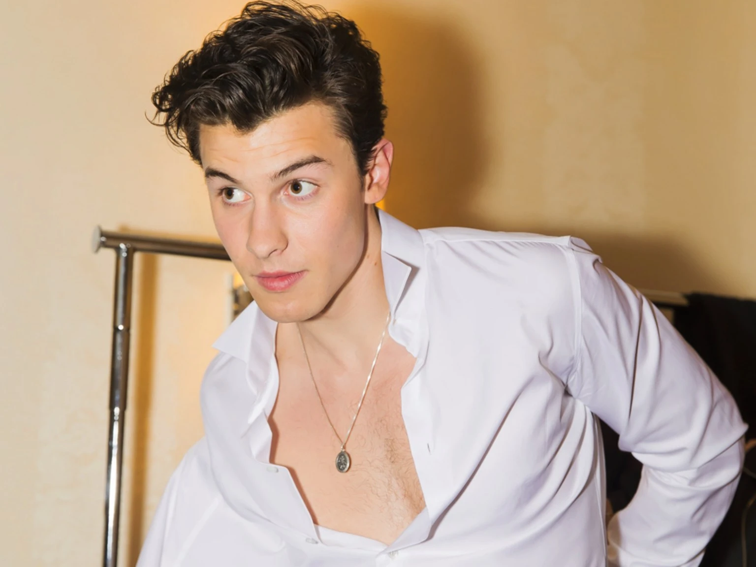 Soi cơ bụng 6 múi “cực phẩm” của nam ca sĩ Shawn Mendes