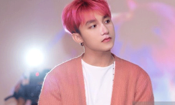 Cũng trong năm 2015, Sơn Tùng M-TP ra mắt MV 'Buông đôi tay nhau ra' với màu tóc hồng. Nhờ sở hữu làn da trắng mà màu tóc hồng kén người không làm khó được nam ca sĩ.