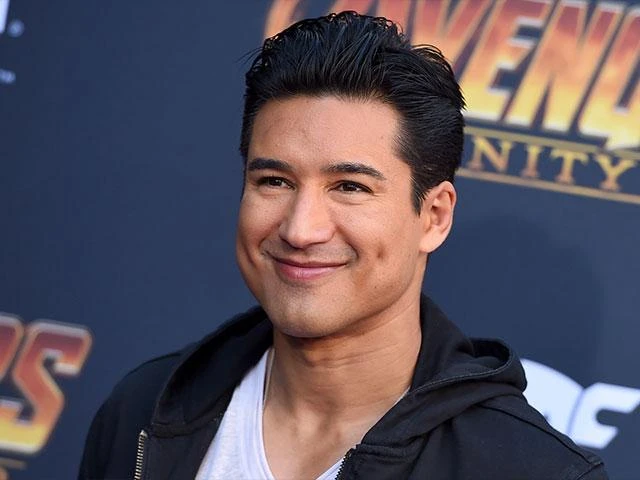 Bí kíp giúp nam MC Miss Universe 2020 sở hữu cơ bụng 6 múi