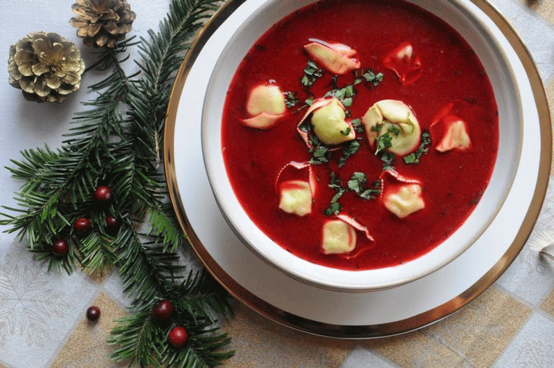 Người dân Ba Lan còn gọi Barszcz với cái tên súp borscht đỏ - loại súp chua có thành phần lên men, thu hút với màu sắc cực kỳ ấn tượng.