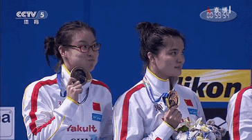 Đây không phải là lần đầu tiên cô nàng "tiểu tiên cá" tỏ ra "quá khích" như vậy. Tại giải Vô địch bơi lội thế giới 2015, Fu liên tục trợn mắt, chu môi, lắc đầu nguầy nguậy khi cùng đồng đội đứng trên bục vinh quang.