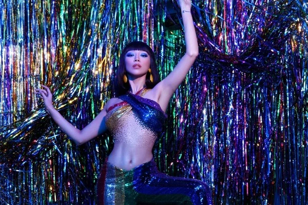 “Nhức mắt” với mốt áo cổ yếm chữ X khoe chân ngực cực nóng bỏng