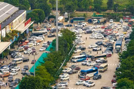 Nguyên nhân ùn tắc hàng dài trên cao tốc, ô tô đỗ kín trạm dừng nghỉ