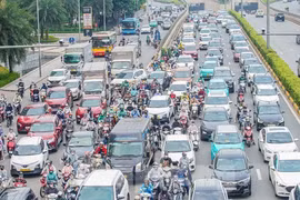 Đường 10 làn xe nhưng thường xuyên ùn tắc ở Hà Nội 
