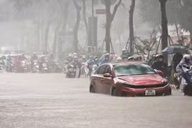 Toàn cảnh Hà Nội ngập trong "biển nước" sáng 26/8