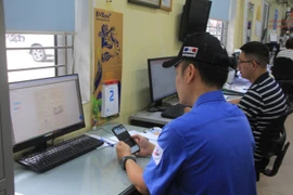 Hệ thống 'nghẽn mạch', người dân chờ đợi đăng kiểm điện tử