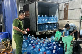 Đột kích xưởng sản xuất 20.000 bình nước Lavie giả tại Hà Nội