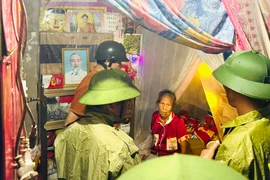 Bão số 10 gây sập nhà, 4 người ở Thanh Hoá kịp thời thoát nạn