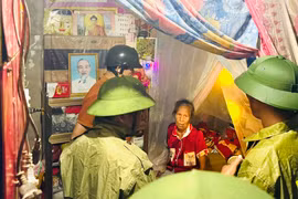 Bão số 10 gây sập nhà, 4 người ở Thanh Hoá kịp thời thoát nạn