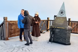 Băng tuyết phủ trắng đỉnh Fansipan 