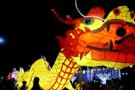 Quảng Ninh lần đầu diễu hành xe đèn lồng khổng lồ Tết Trung thu