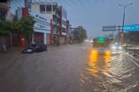 Mưa lớn trắng trời, đường sá Hà Nội ngập sâu, giao thông hỗn loạn