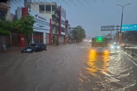 Mưa lớn trắng trời, đường sá Hà Nội ngập sâu, giao thông hỗn loạn