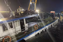 Tàu Vịnh Xanh 58 bị lật trên Vịnh Hạ Long... xuất bến trước khi có cảnh báo thời tiết