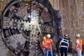 Cận cảnh máy đào hầm đến ga S10 Cát Linh tuyến Nhổn - ga Hà Nội