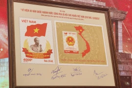 Chiêm ngưỡng bộ tem bưu chính đặc biệt “Kỷ niệm 80 năm Quốc khánh" 