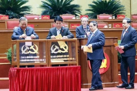 Tổng Bí thư Tô Lâm cùng các đồng chí lãnh đạo Đảng và Nhà nước bỏ phiếu bầu Ban Chấp hành Trung ương Đảng khóa XIV.