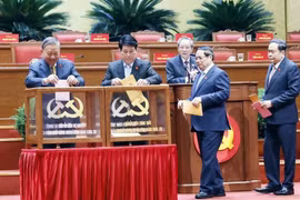 Tổng Bí thư Tô Lâm cùng các đồng chí lãnh đạo Đảng và Nhà nước bỏ phiếu bầu Ban Chấp hành Trung ương Đảng khóa XIV.