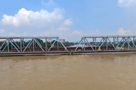 Vì sao kéo đoàn tàu nặng gần 300 tấn đặt trên cầu sắt Bắc Ninh?