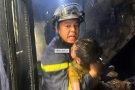 Cháy nhà ở Hà Nội, cảnh sát cứu 3 người thoát nạn
