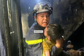 Cháy nhà ở Hà Nội, cảnh sát cứu 3 người thoát nạn