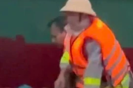 CSGT Thanh Hoá kịp thời ứng cứu người bị co giật trong mưa lũ