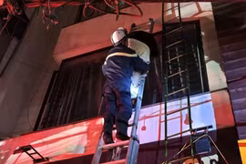 Giải cứu người mắc kẹt trong đám cháy quán massage ở Hà Nội