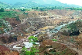 Bãi thải mỏ sắt ở Thái Nguyên bị nứt, người dân nhanh chân di dời