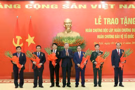 Chủ tịch nước, Thủ tướng, Bộ trưởng Bộ Quốc phòng nhận Huân chương cao quý