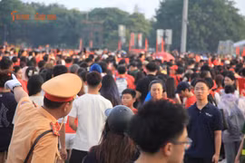 Người dân đổ về sân vận động Mỹ Đình "đu" concert quốc gia đặc biệt