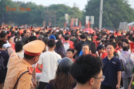 Người dân đổ về sân vận động Mỹ Đình "đu" concert quốc gia đặc biệt