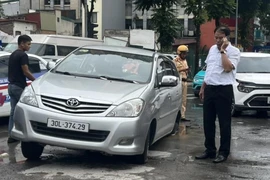 Xe ô tô 7 chỗ bất ngờ sụt xuống "hố tử thần" trên phố Hà Nội