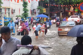 Mưa như trút, người dân Hà Nội vật vã trở về nhà trong biển nước 