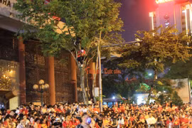 Muôn kiểu xem diễu binh "độc đáo" ở Hà Nội