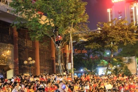 Muôn kiểu xem diễu binh "độc đáo" ở Hà Nội