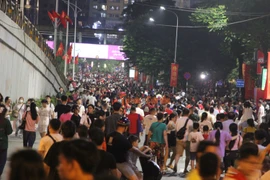 Đường Kim Mã đông nghịt, nhiều người tiếc không thể xem hợp luyện diễu binh