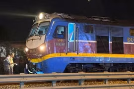 Tàu hỏa va chạm xe máy, 2 người tử vong 