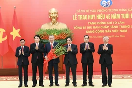 Tổng Bí thư Tô Lâm nhận Huy hiệu 45 năm tuổi Đảng