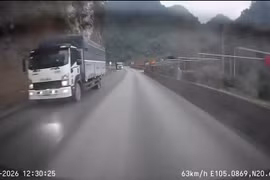 Hoảng hồn xe tải mất lái đâm thẳng vào vách núi đèo Đá Trắng