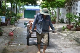 Bị phạt 20 triệu đồng vì dùng xe bò kéo tay khai thác 24m3 cát trái phép