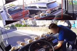 Tin mới vụ người đàn ông rút chìa khoá xe khách trên vành đai 3