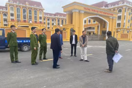 Làm rõ vụ căng băng rôn trước cổng trường đòi Công ty Thái Sơn trả tiền