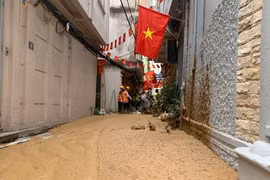 Bùn nhão dự án metro Nhổn - ga Hà Nội tiếp tục phun trào ngập đường