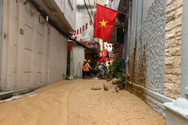 Bùn nhão dự án metro Nhổn - ga Hà Nội tiếp tục phun trào ngập đường