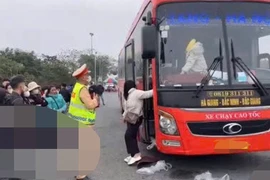 Báo động tình trạng nhồi nhét khách trên xe đường dài dịp Tết Bính Ngọ