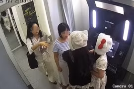 Xác minh vụ du khách Hàn Quốc xô xát trong tiệm photobooth