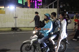 Xe ôm công nghệ tắt app, kiếm bộn tiền khi diễu binh, diễu hành