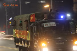 Những cánh tay vẫy chào, nụ cười trong đêm sau sơ duyệt diễu binh