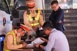 Tài xế ô tô Mercedes 'dính cồn' kịch khung vẫn lái xe chở bạn ở Hà Nội