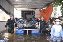 Nước sông dâng cao, Hà Nội di dời dân khỏi vùng ngập sâu